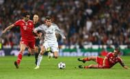 MADRID, SPAIN - APRIL 23:  Gareth Bale of Real Madrid takes on Javi Martinez (L) and Philipp Lahm of Bayern Muenchen during the UEFA Champions League semi-final first leg match between Real Madrid and FC Bayern Muenchen at the Estadio Santiago Bernabeu on April 23, 2014 in Madrid, Spain.  (Photo by Paul Gilham/Getty Images)